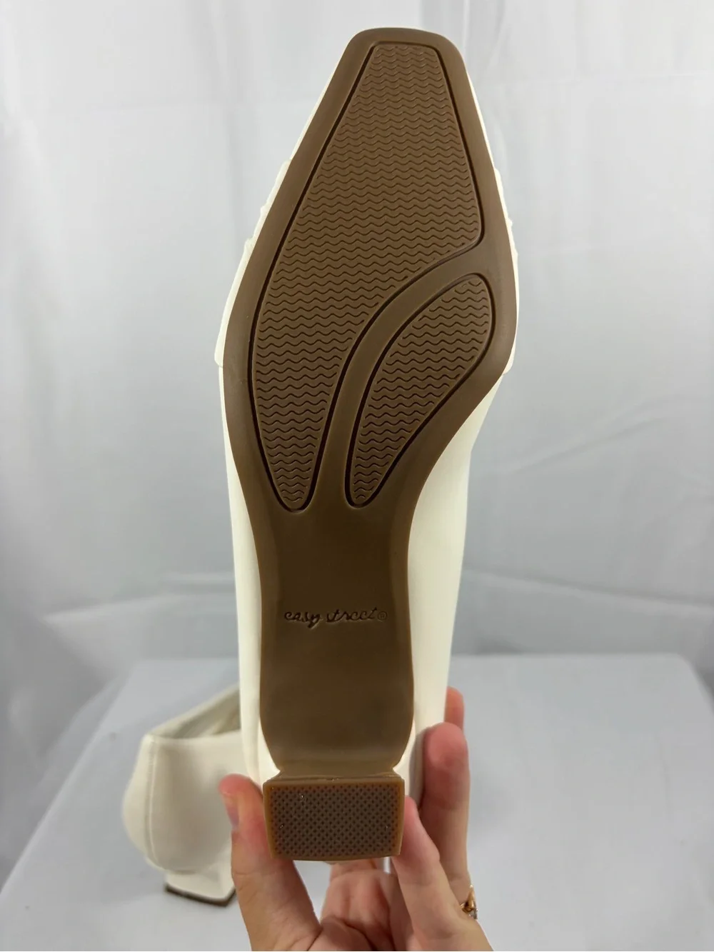 NWT Easy Street Women’s Size 6.5 Classic White 2 Inch Heel Pumps